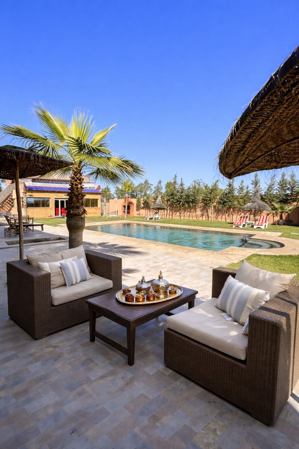 Terrasse rotin avec service à thé marocain